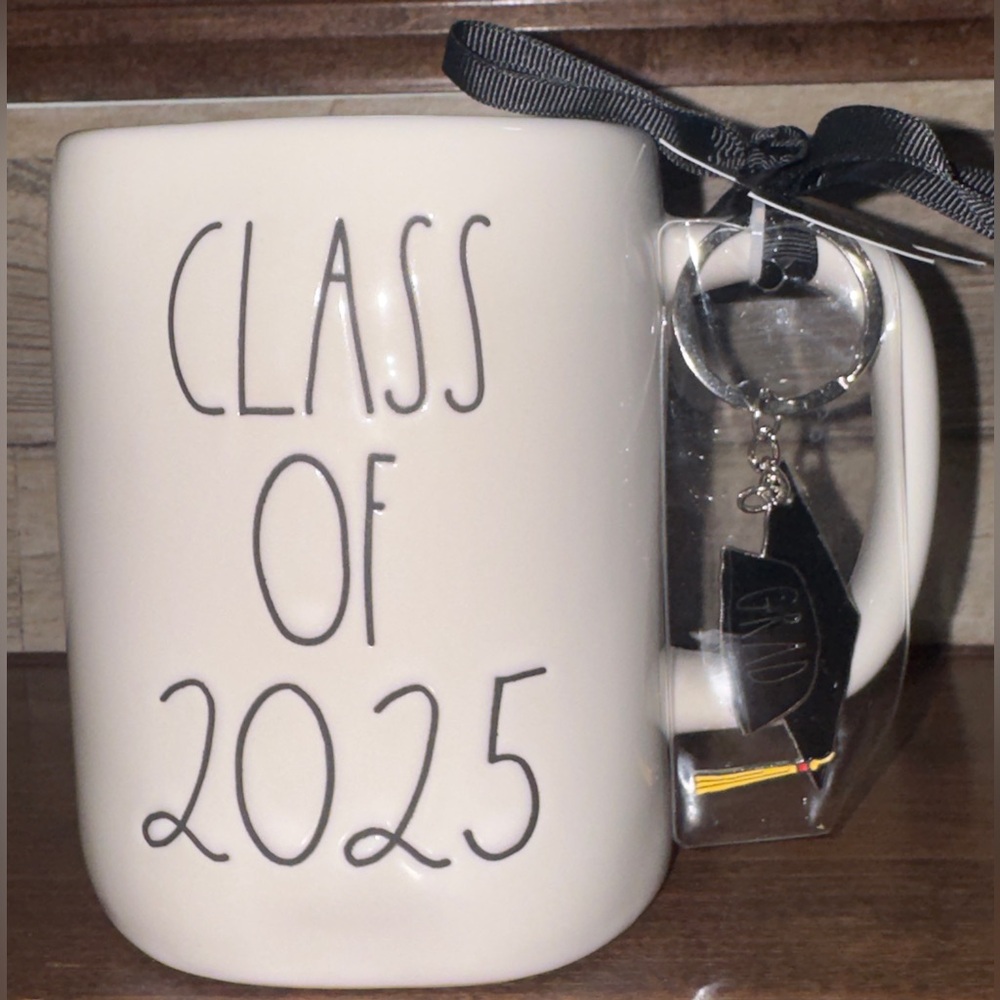Super Cute  Rae Dunn “Class of 2025” Graduation Mugs With Tassel keychai…